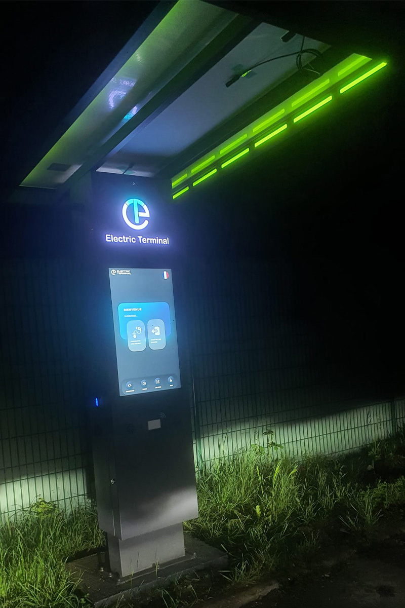 Borne Electric Terminal - Installation extérieure de nuit